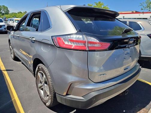 Iconic Silver Metallic 2022 Ford Edge SEL