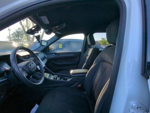Bright White Clearcoat 2024 Jeep Grand Cherokee Laredo