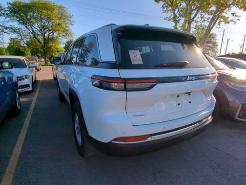 Bright White Clearcoat 2024 Jeep Grand Cherokee Laredo
