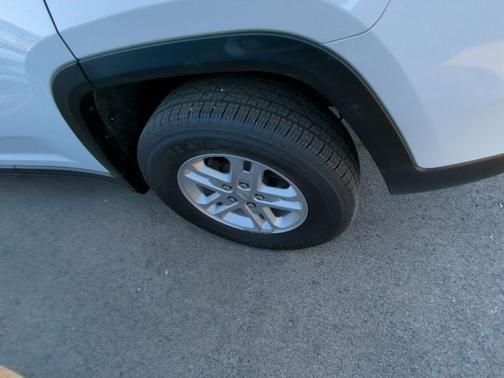 Bright White Clearcoat 2024 Jeep Grand Cherokee Laredo