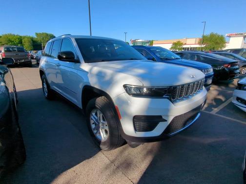 Bright White Clearcoat 2024 Jeep Grand Cherokee Laredo