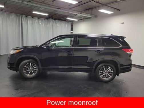 Midnight Black Metallic 2017 Toyota Highlander XLE