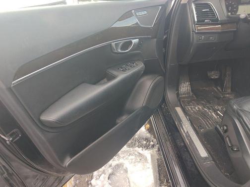 2016 Volvo XC90 T6 Momentum