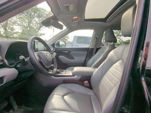 Opulent Amber 2020 Toyota Highlander XLE
