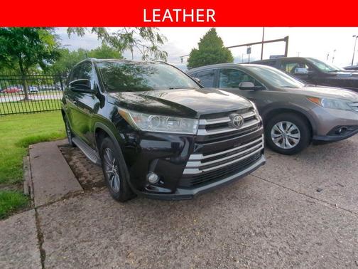 Midnight Black Metallic 2019 Toyota Highlander XLE