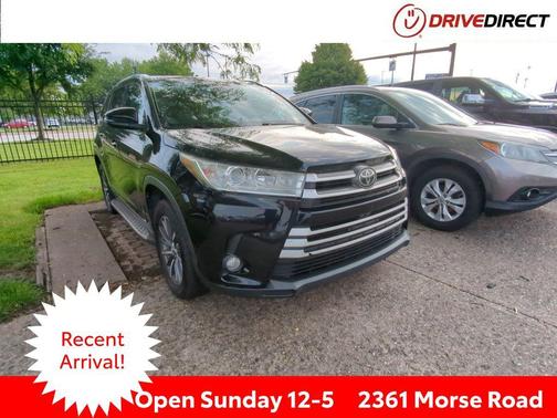 Midnight Black Metallic 2019 Toyota Highlander XLE