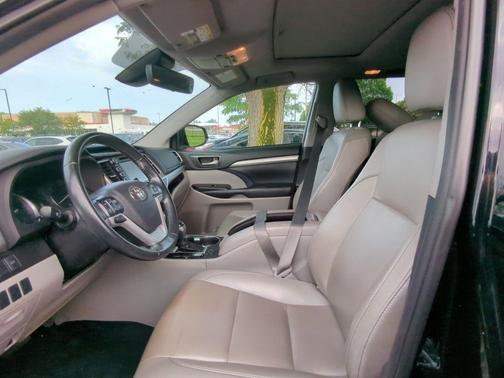 Midnight Black Metallic 2019 Toyota Highlander XLE