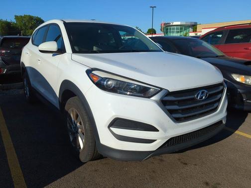 Dazzling White 2017 Hyundai TUCSON SE