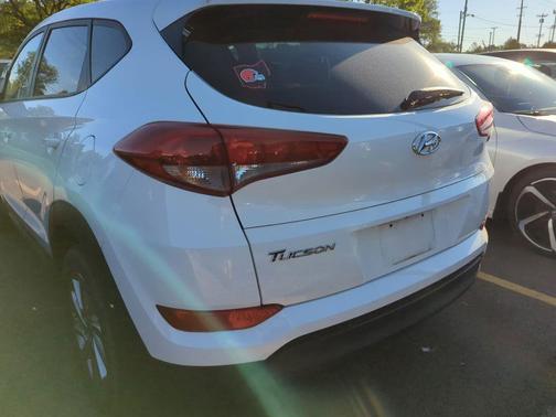 Dazzling White 2017 Hyundai TUCSON SE