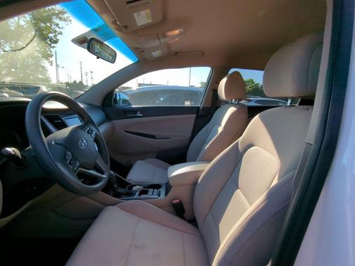 Dazzling White 2017 Hyundai TUCSON SE