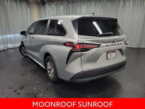 2022 Toyota Sienna XLE