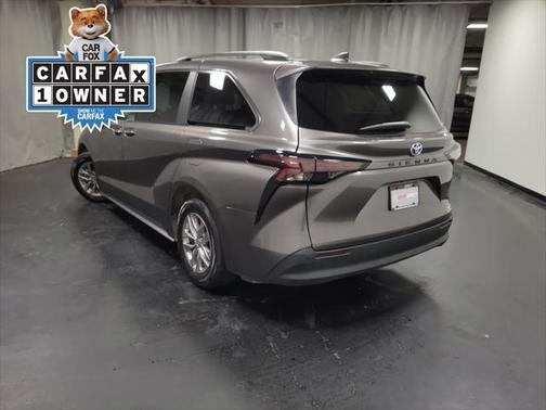 2024 Toyota Sienna XLE 8 Passenger