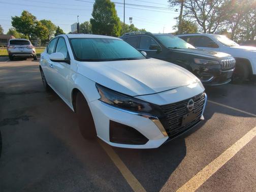 Pearl White Tricoat 2024 Nissan Altima 2.5 SV