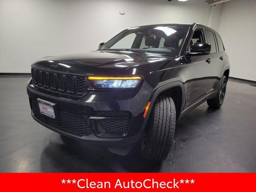 Diamond Black Crystal Pearlcoat 2023 Jeep Grand Cherokee Altitude