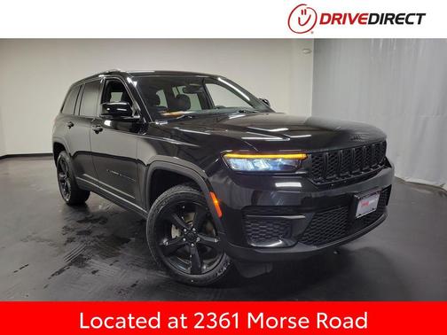 Diamond Black Crystal Pearlcoat 2023 Jeep Grand Cherokee Altitude