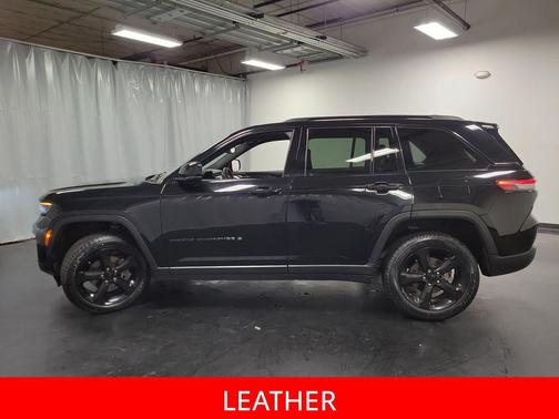 Diamond Black Crystal Pearlcoat 2023 Jeep Grand Cherokee Altitude