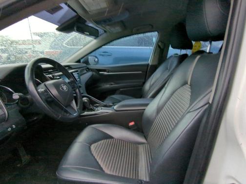 Super White 2019 Toyota Camry SE
