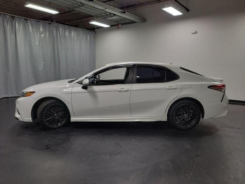 Super White 2019 Toyota Camry SE