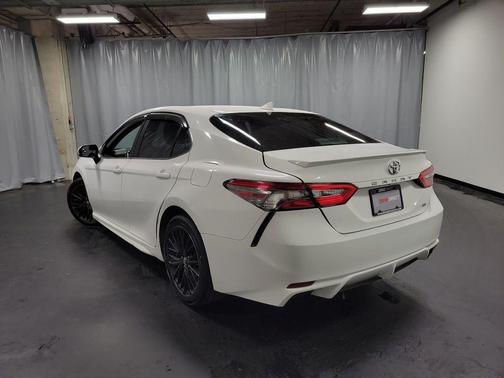 Super White 2019 Toyota Camry SE
