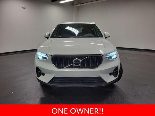 Crystal White Metallic 2024 Volvo XC40 B5 Core