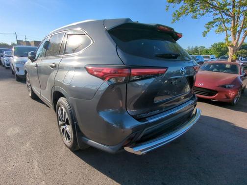 Magnetic Gray Metallic 2022 Toyota Highlander XLE