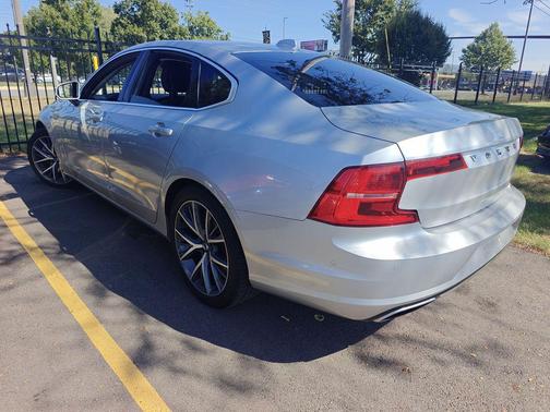 2017 Volvo S90 T6 Momentum