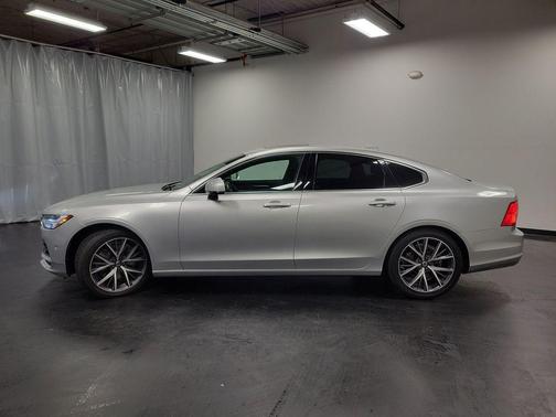 2017 Volvo S90 T6 Momentum
