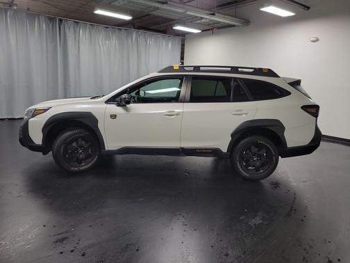 Crystal White Pearl 2023 Subaru Outback Wilderness