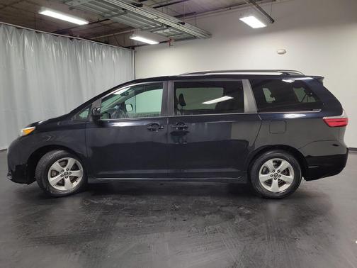 2019 Toyota Sienna LE
