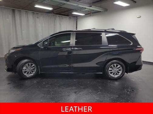 2022 Toyota Sienna XLE 8 Passenger