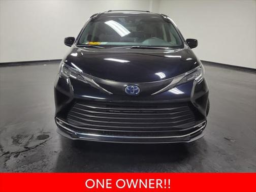 2022 Toyota Sienna XLE 8 Passenger
