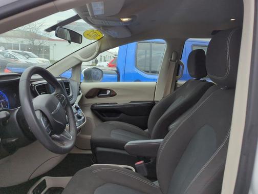 Bright White Clearcoat 2022 Chrysler Voyager LX