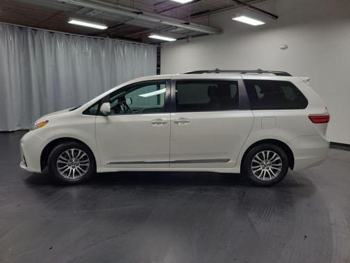 2019 Toyota Sienna XLE