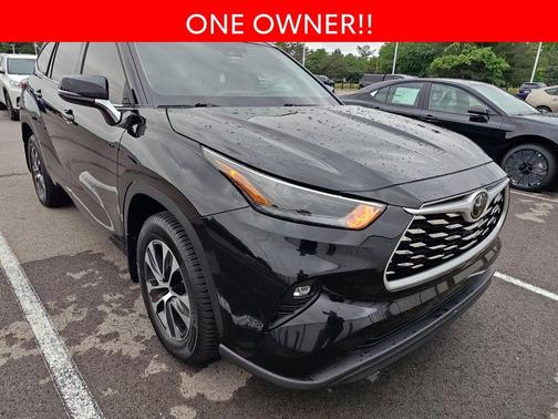 Midnight Black Metallic 2022 Toyota Highlander XLE