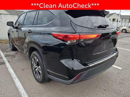Midnight Black Metallic 2022 Toyota Highlander XLE