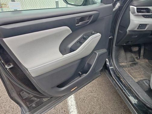 Midnight Black Metallic 2020 Toyota Highlander LE