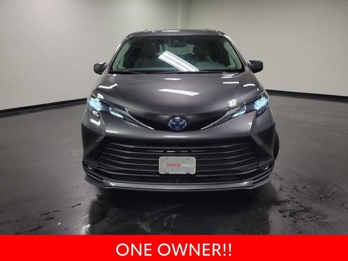 Magnetic Gray Metallic 2025 Toyota Sienna XLE