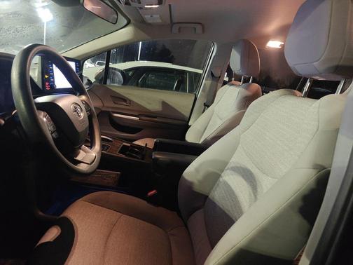 2023 Toyota Sienna LE