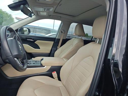 Midnight Black Metallic 2024 Toyota Highlander XLE