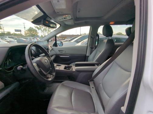 Wind Chill Pearl 2022 Toyota Sienna XLE