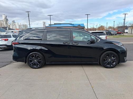 2022 Toyota Sienna LE