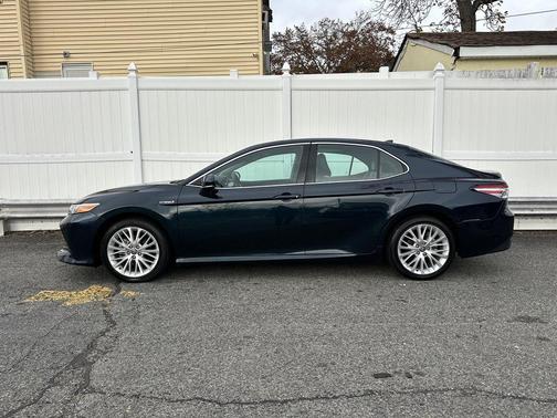 2020 Toyota Camry Hybrid XLE