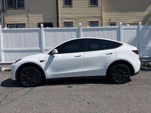 Pearl White Multi-Coat 2022 Tesla Model Y Long Range Dual Motor All-Wheel Drive