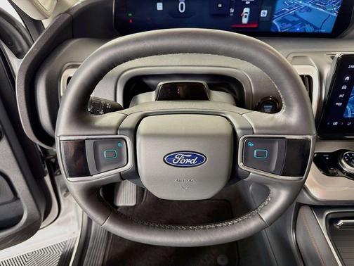 Oxford White 2025 Ford Expedition Active