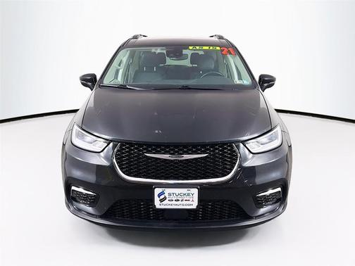 Brilliant Black Crystal Pearlcoat 2021 Chrysler Pacifica Touring L