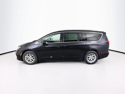 Brilliant Black Crystal Pearlcoat 2021 Chrysler Pacifica Touring L