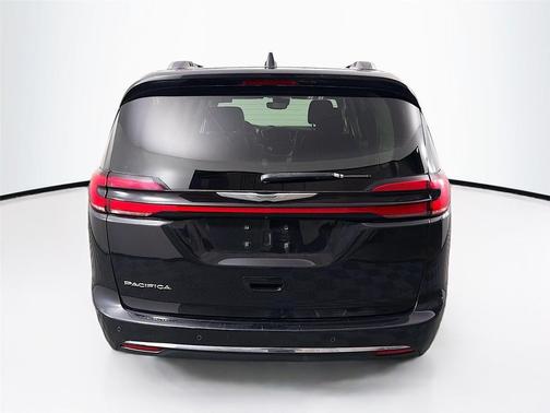 Brilliant Black Crystal Pearlcoat 2021 Chrysler Pacifica Touring L