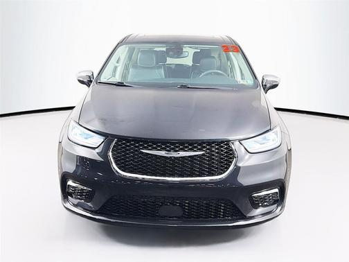 Brilliant Black Crystal Pearlcoat 2023 Chrysler Pacifica Hybrid Limited