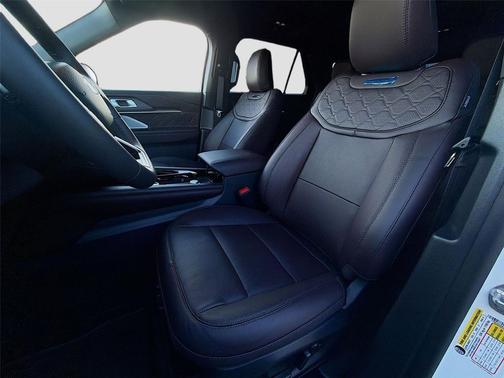 Star White Metallic Tri-Coat 2026 Ford Explorer Platinum