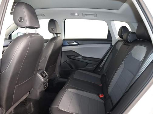 Pure White 2024 Volkswagen Taos 1.5T SE
